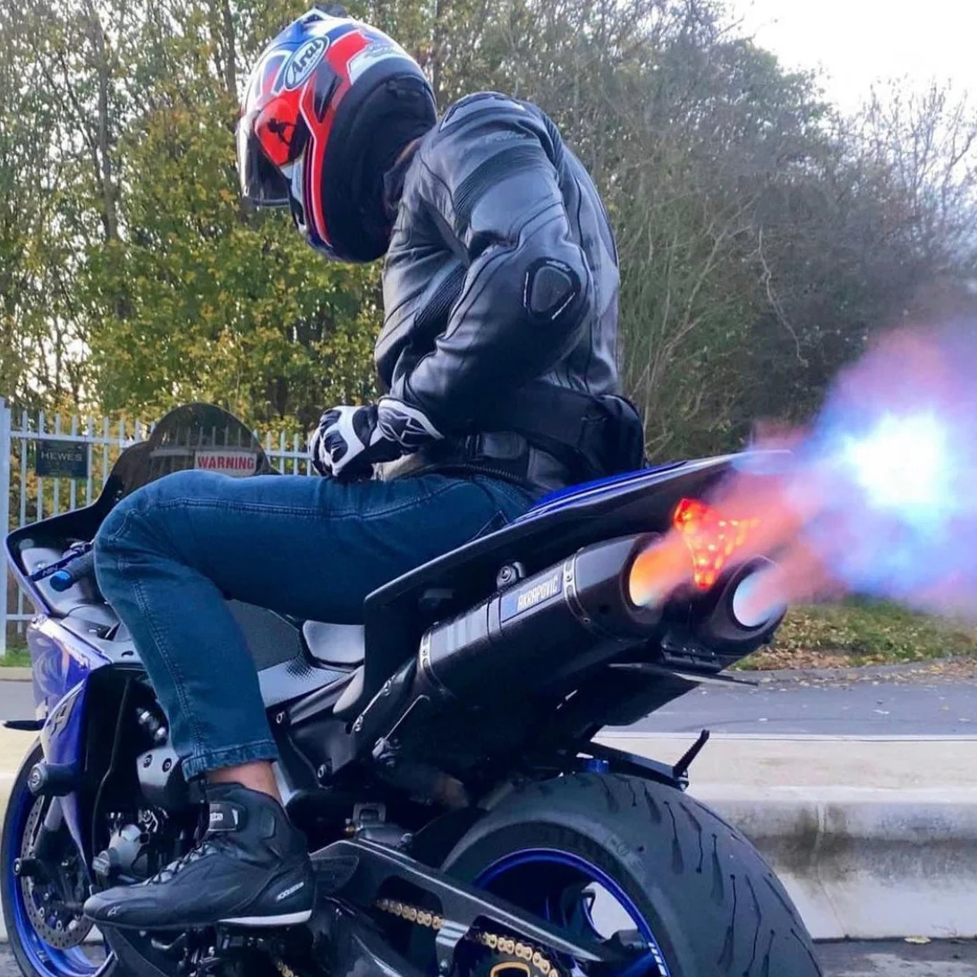 Yamaha R1 - Image 11