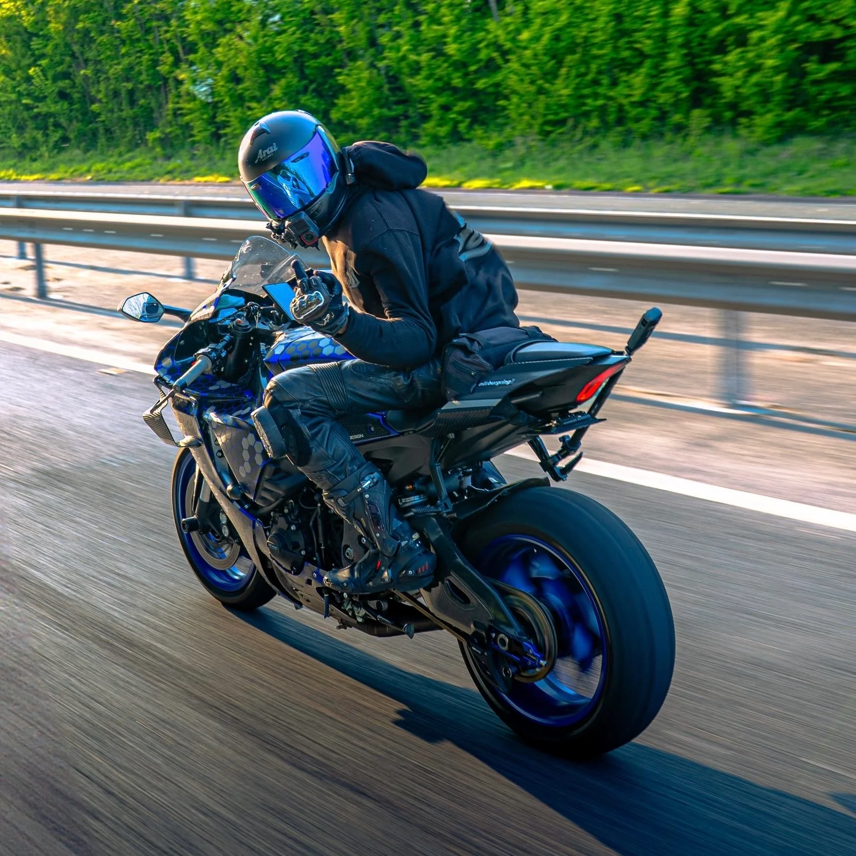 Yamaha R1 - Image 7