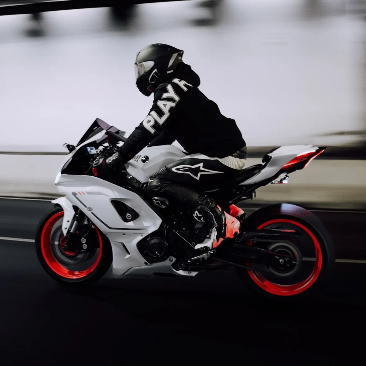 Yamaha R7 - Image 8